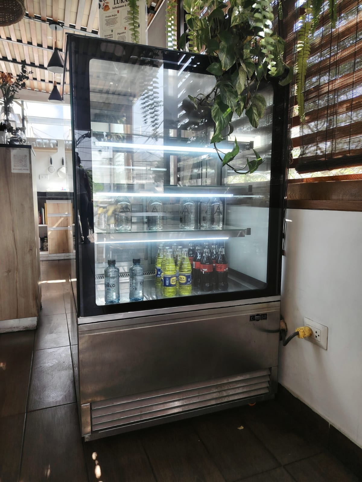 Vitrina refrigerada exhibidora de bebidas atendida por servicio técnico en Lima