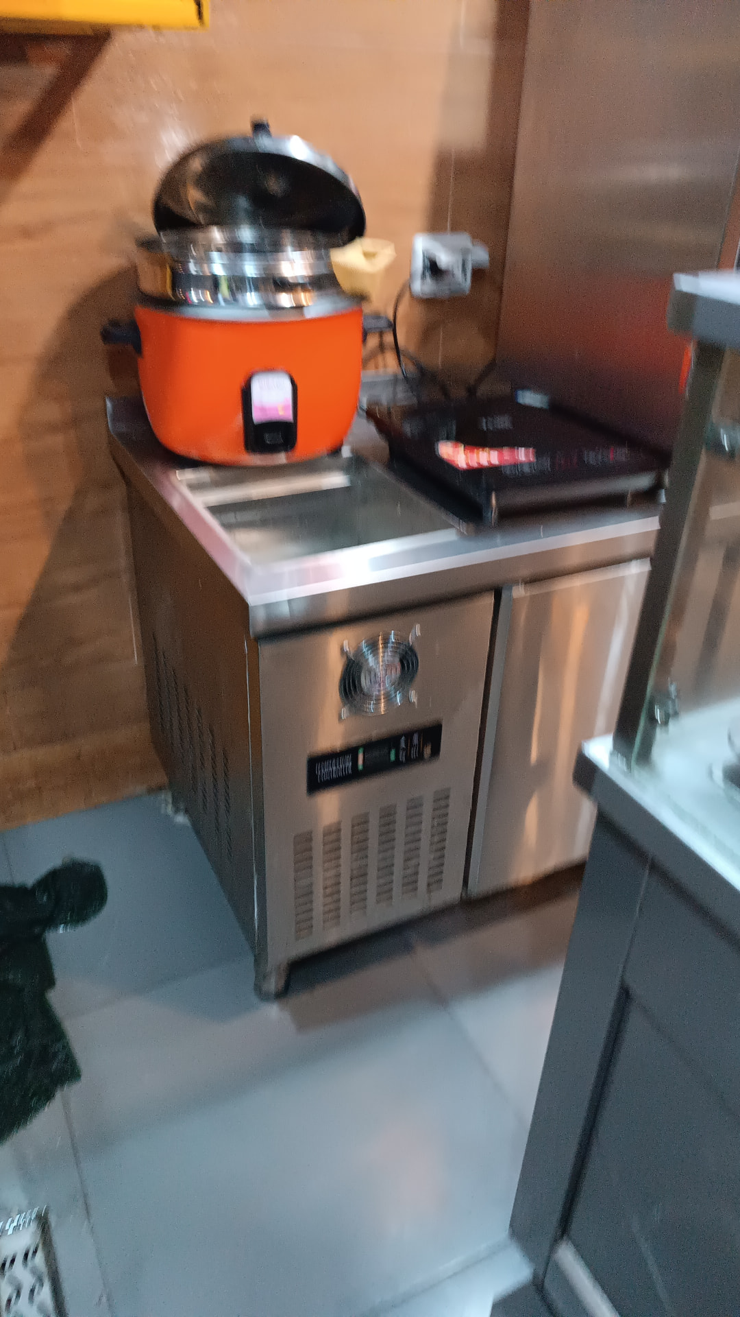 Mesa refrigerada de acero inoxidable en servicio técnico en Lima