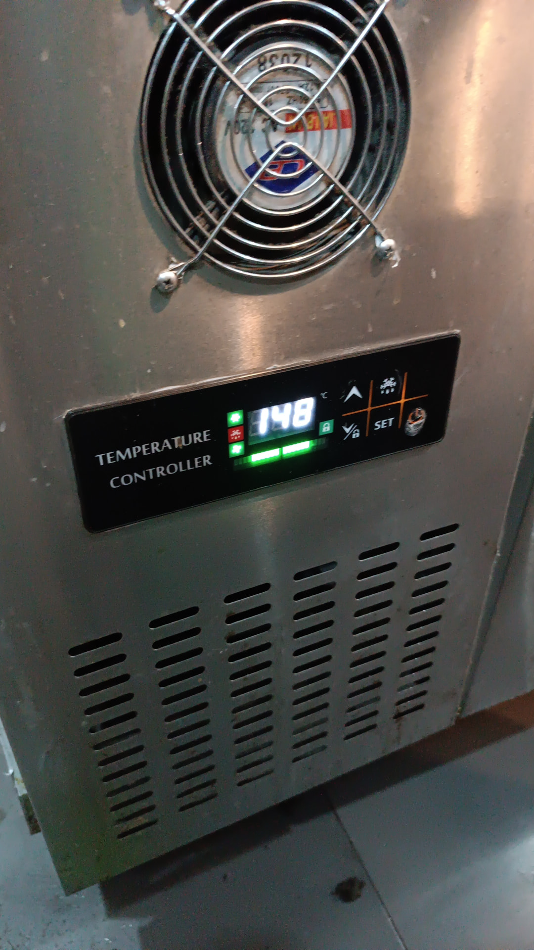 Controlador de temperatura de mesa refrigerada revisado por técnico en Lima