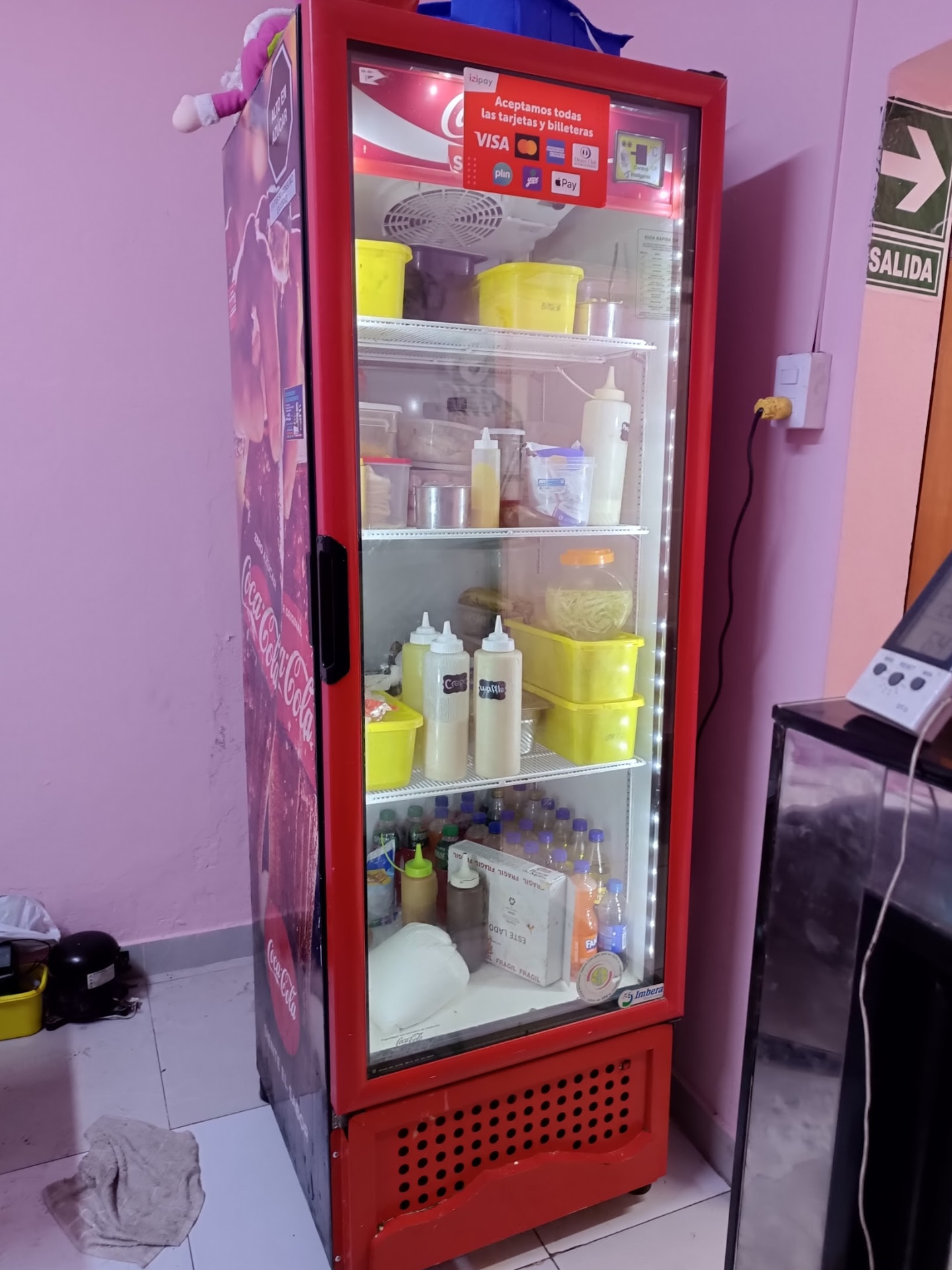 Visicooler comercial de una puerta con marco rojo y imagen Coca-Cola atendido por servicio técnico en Lima